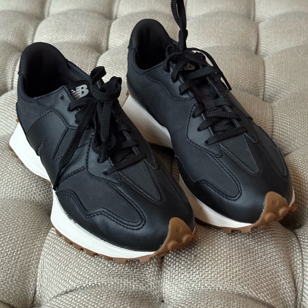 Woman’s New Balance 327 Black Sneakers | New Balance 327 Size 7